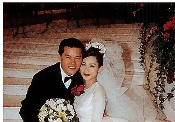 邝美云已经决定不生孩子了,吕良伟却盼望着早日当上父亲.