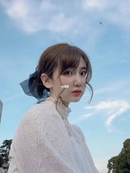 刘海旁边这两绺头发可以说是妹感精髓了吧