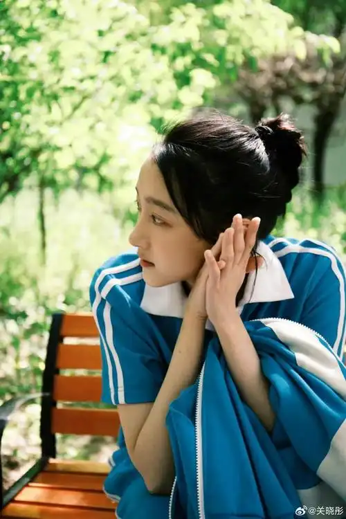 关晓彤蓝色校服造型