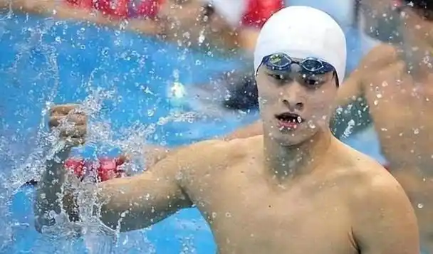 孙杨压哨参赛争取达标巴黎奥运,考验泳协领导魄力,只差一锤定音