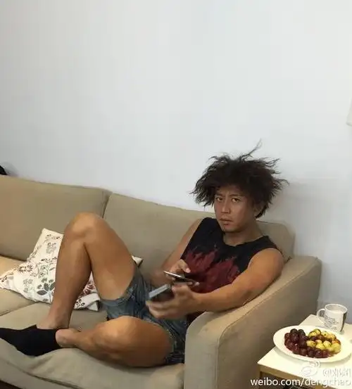 9日下午,邓超在微博晒出了头顶乞丐发型的照片,疑似在忙着拍戏呢.