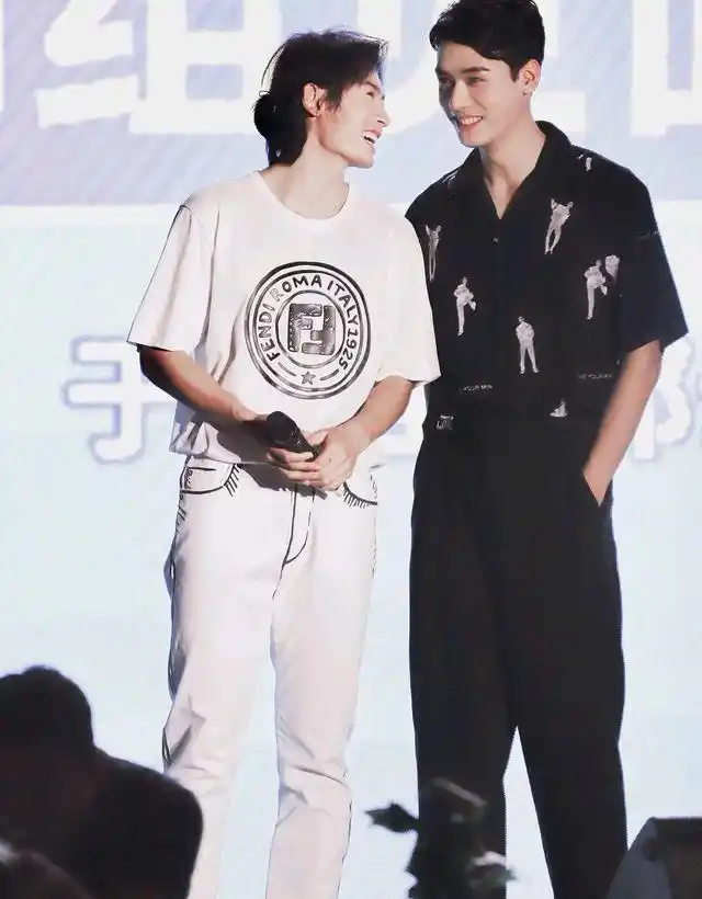 原创山河令演唱会太敢了成岭唱的歌藏着好大一颗糖温周合唱成亮点