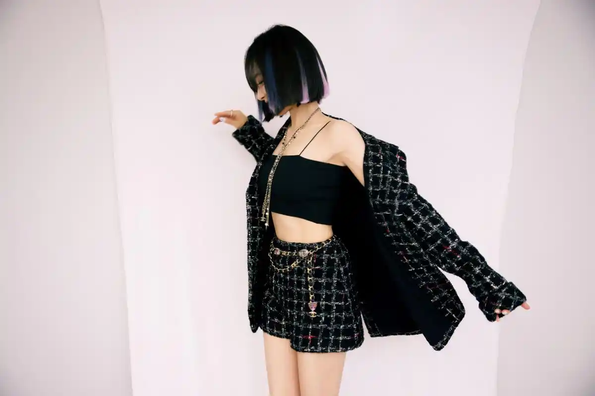 宋茜火辣舞台show黑色栅格外套搭配同色超短裤加小背心性感又撩人