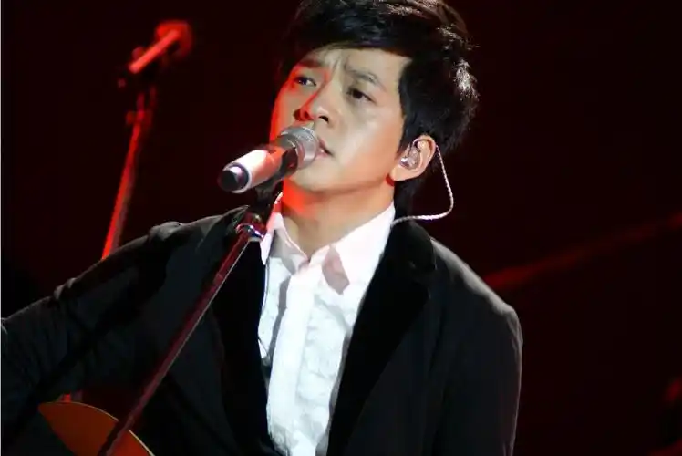 p>李健,1974年9月23日出生于黑龙江省哈尔滨市,中国内地流行乐男歌手