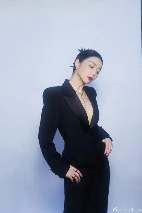 高叶晒性感写真美照 黑色真空西装气场强大