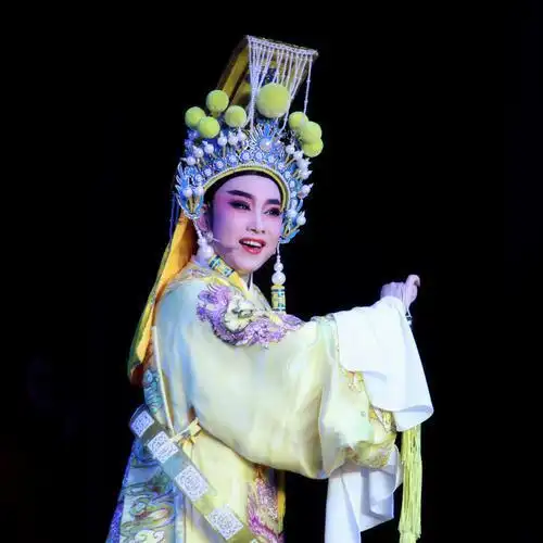 熊连芬,越剧范派小生,现就职于宁波弘艺越剧团.