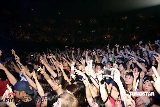 图文:黄贯中黄家强演唱会落幕-粉丝欢呼现场火爆