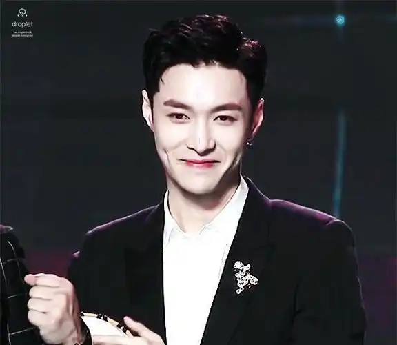 张艺兴藏不住的小酒窝奶狗式微笑萌坏众人