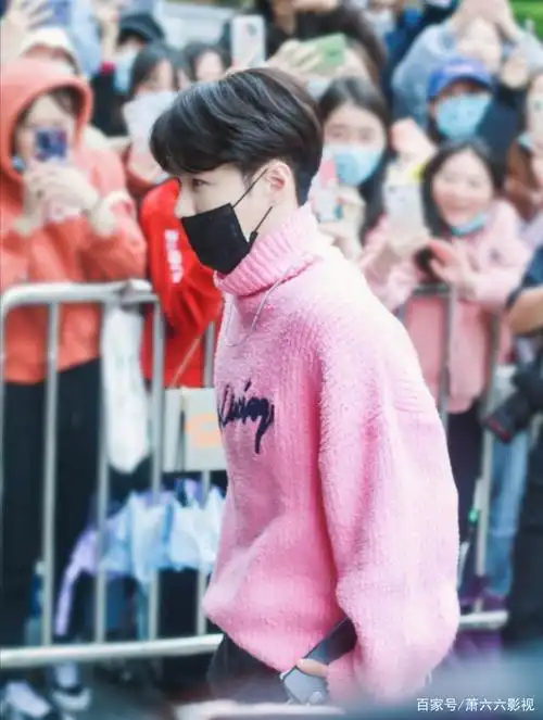 张艺兴秋天靓丽造型粉色针织毛衣太可爱了满满的少女心