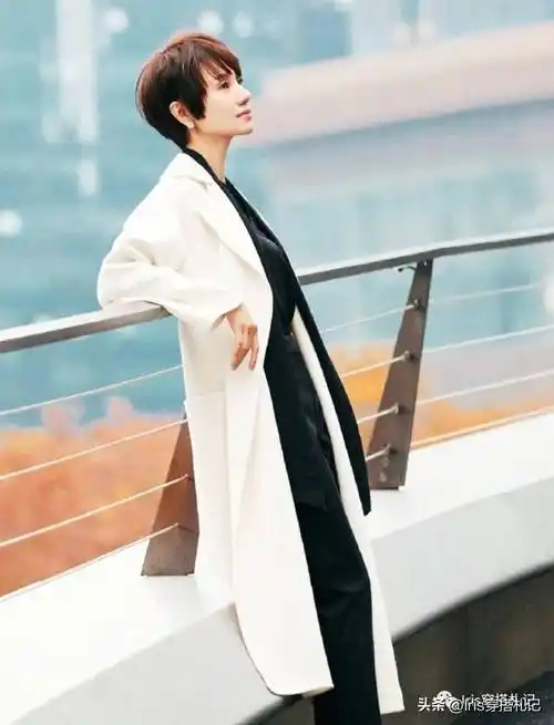 46岁袁泉冬日穿搭,外套 直筒裤,简单的配色,人到中年也不觉得胖_时尚