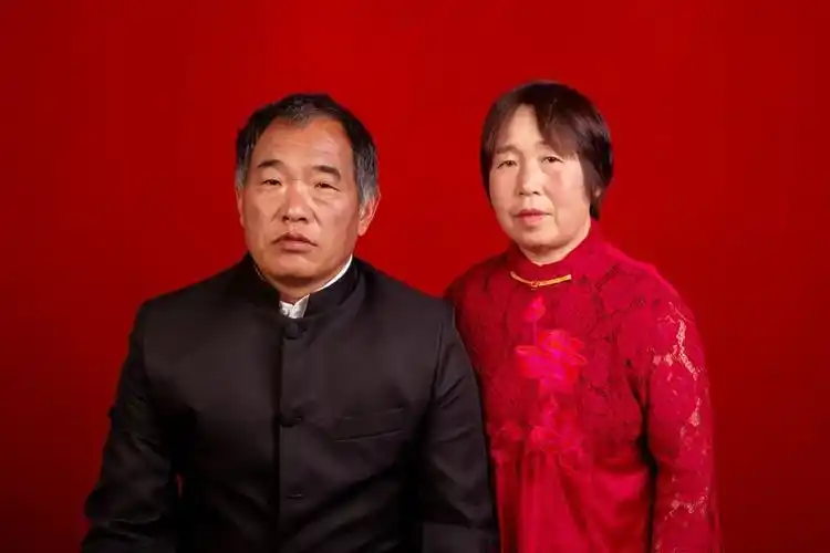 今年给父母拍的合照,专门换上了很正式的衣服