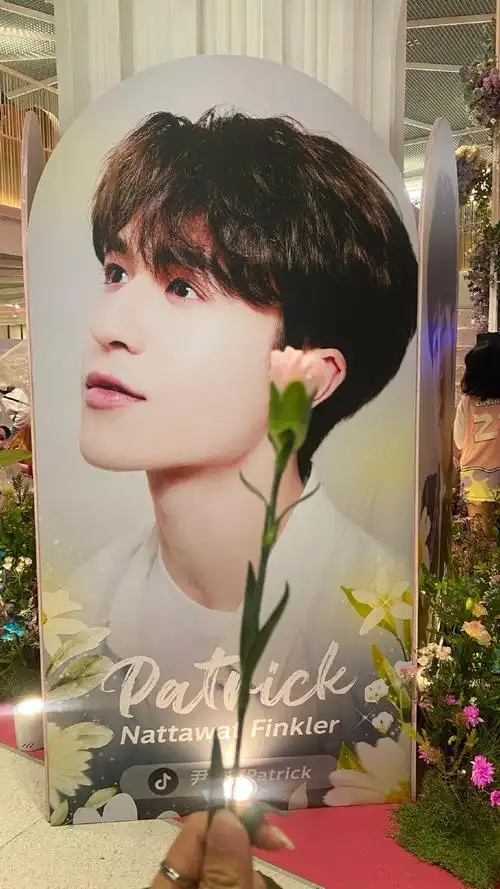 尹浩宇20岁生日应援#来感受下尹浩宇生日应援用心布置的鲜花和僚破