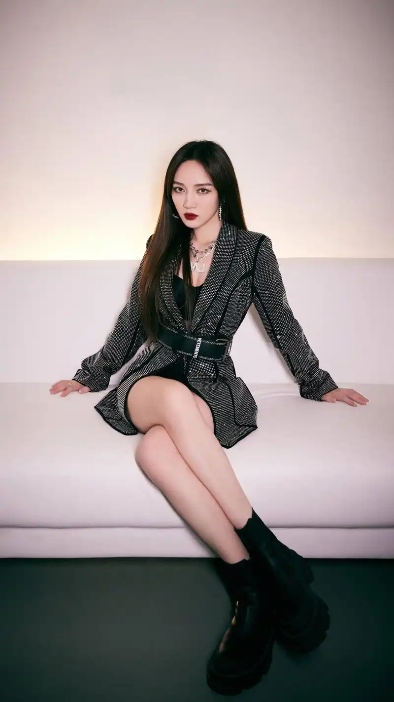 歌手孟佳,海外练习生出道,酷女孩的写真照来了