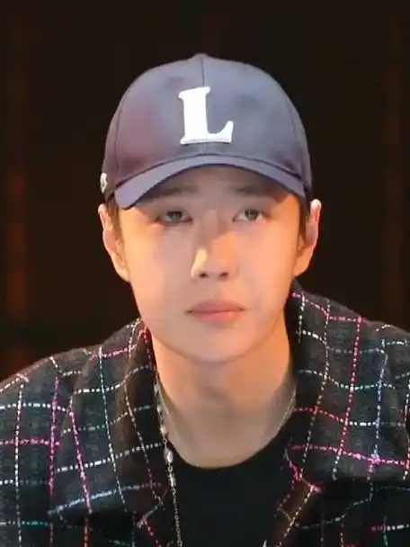 酷盖吃糖粘牙好像小朋友,突然能理解王一博为什么妈粉多了