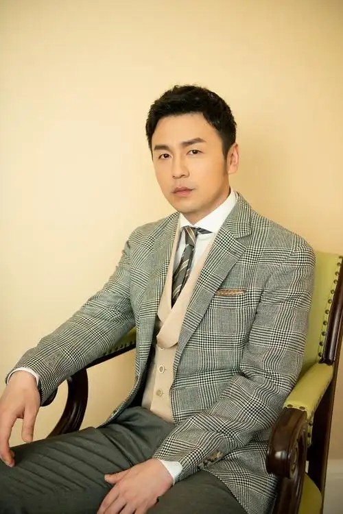 雷佳音身着浅灰色西装 彰显绅士内涵品质!