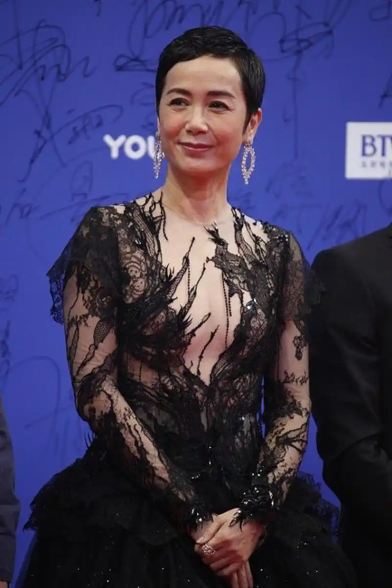 蒋雯丽老师年轻的时候挺漂亮的, 一头秀发披肩,身材,脸型也无可挑剔!