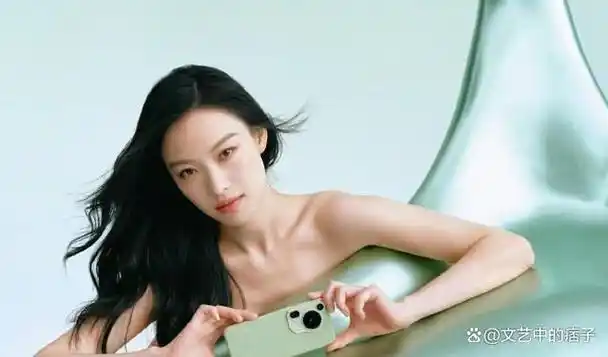 倪妮给手机做广告真敬业,人躺着把手机放胸口,粉丝称想变成手机