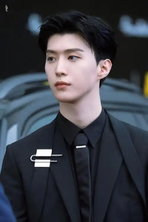 范丞丞两部作品亮相微博电影之夜##范丞丞微博电影之夜锁扣西装造型