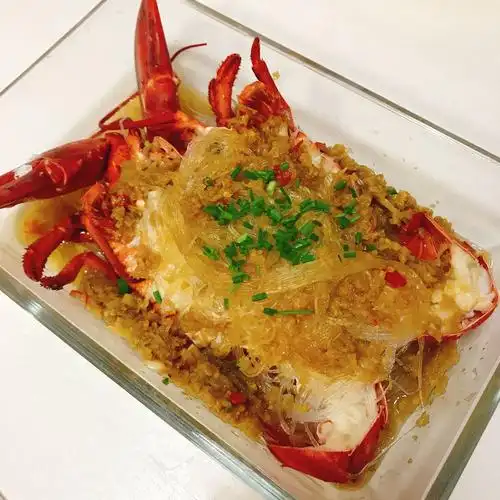 p>蒜蓉蒸龙虾是一道菜肴,主料是龙虾一尾(20两),大蒜6粒.