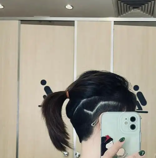 女生超酷短发 武士头