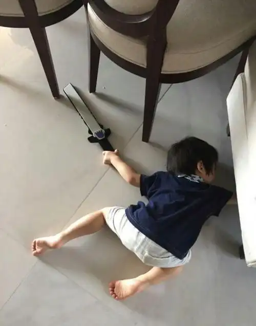 林志颖晒客厅一片狼藉,小儿子躲了起来,老二笑得好得意!