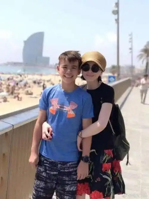 两段婚姻留下遗憾,做单亲妈妈多年,儿子鼓励她大胆爱