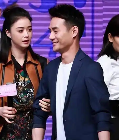 前不久,王凯和蒋欣也被传出过将要结婚的消息,还有一些媒体拍到了两人