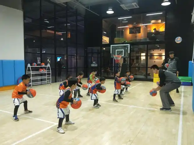 周一u6篮球班上课照片