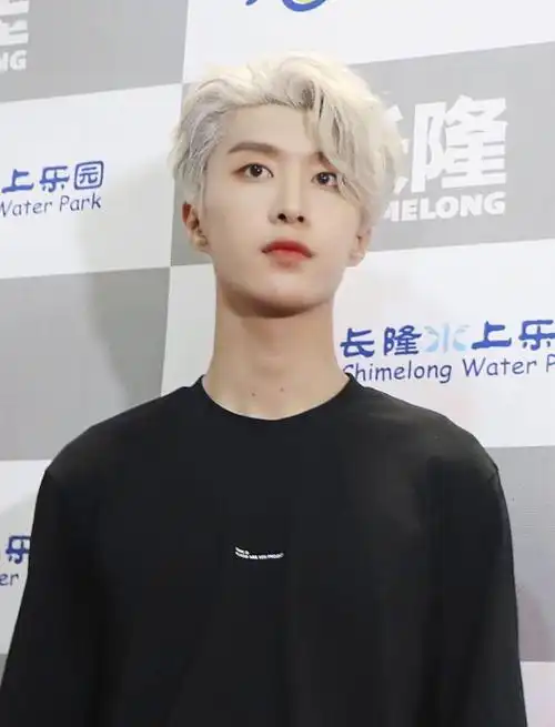 "肆意生长,大胆做范",范丞丞粉色头发也太吸晴了吧!