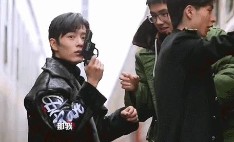 肖战终于演反派拿到枪太兴奋,撒贝宁调皮走火被锤,何炅身高抢镜