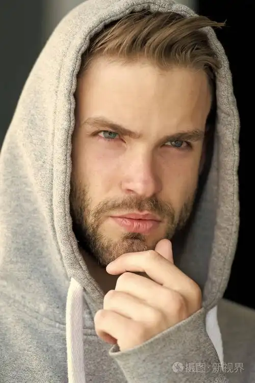 阳刚的概念.有胡子的男人看起来英俊的戴着头巾.