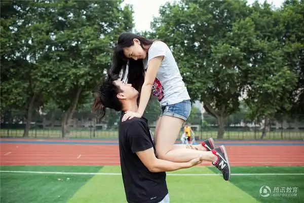 etfashion 新奇 两人一起躺在篮球场,或者女生踩著篮球搂住男生,还是