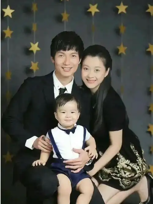 俞灏明公开恋情,晒出与女友幸福合照,称她是世间的美丽,好浪漫