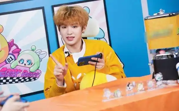 justin新闻240203黄明昊全新黄发形象亮相粉丝沸腾小黄的魅力无法挡