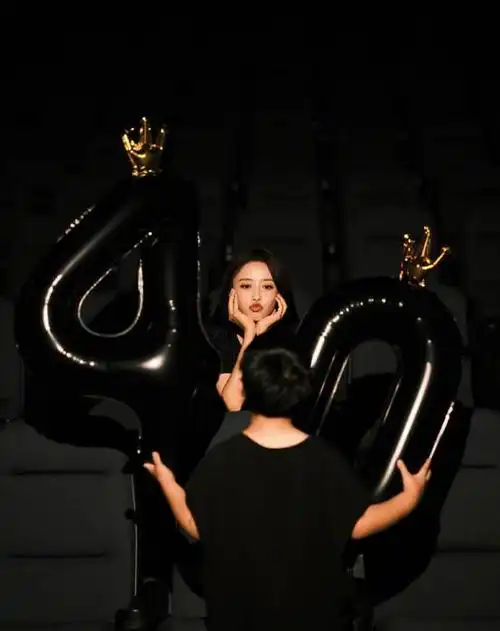 佟丽娅嘟嘴亲亲儿子,儿子手里拿着"40"气球送给妈妈.