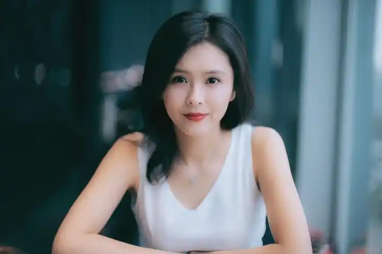 王蕾初春最新写真曝光 一笑百媚港范儿吸人眼球