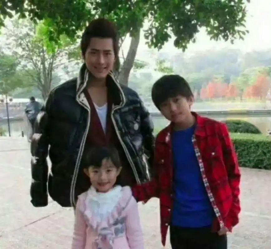 蔡徐坤和朱梓骁两人相差12岁!那个时候的朱梓骁好年轻啊!