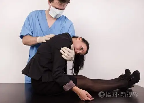 验尸官检查犯罪受害人(仿真)