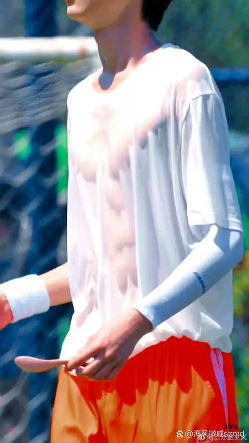 严浩翔腹肌照,过15个赞下期发贺峻霖腹肌照