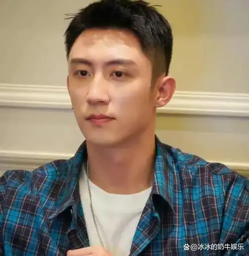 最近,黄景瑜的瓜有点多,曾一度传闻他和迪丽热巴隐婚怀孕