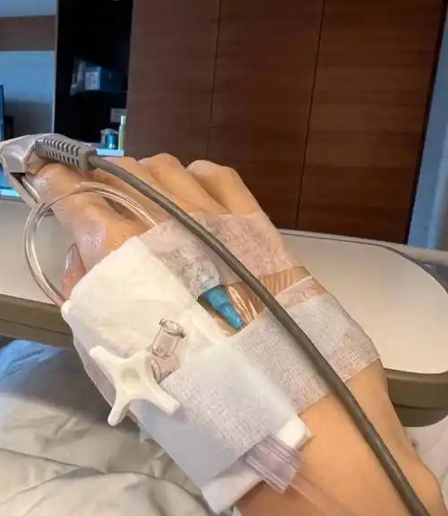 双手插满针管,躺病床脸部浮肿憔悴_照片_身体状况_感情