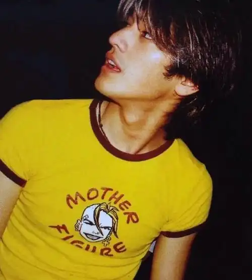 有没有人像金城武这样青少年时期单眼皮 越年长越双.