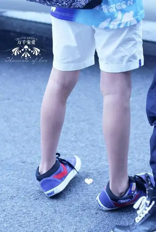 发现易烊千玺站姿小秘密崴脚站的小脚好可爱