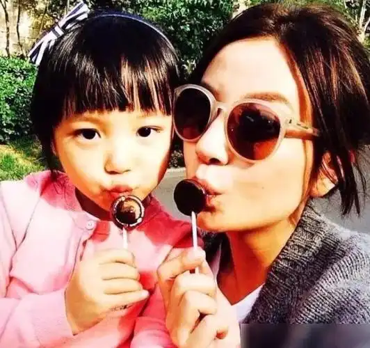 小四月11岁近照,大眼睛高鼻梁越来越美,赵薇优秀基因拯救女儿