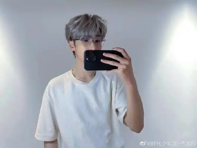 严浩翔眼镜造型随拍##严浩翔银发眼镜造型随拍