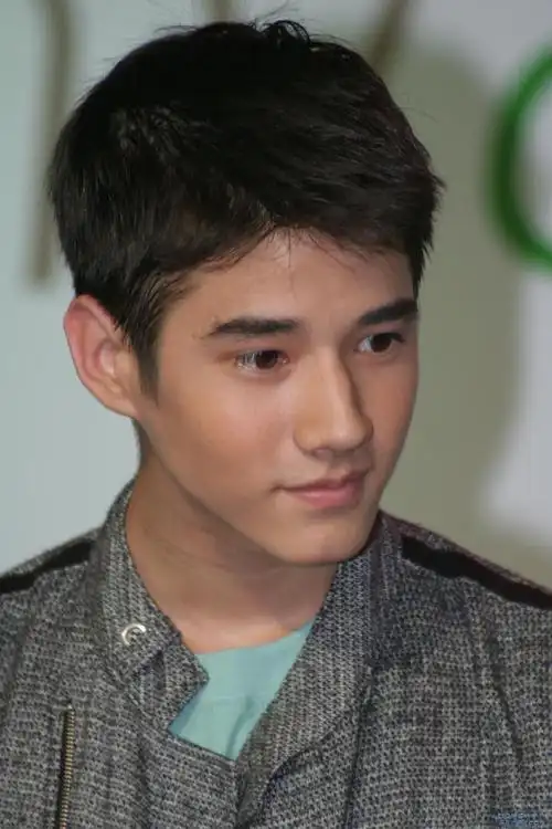 1988年12月4日出生于泰国曼谷,中德混血,泰国男演员,平面模特,歌手