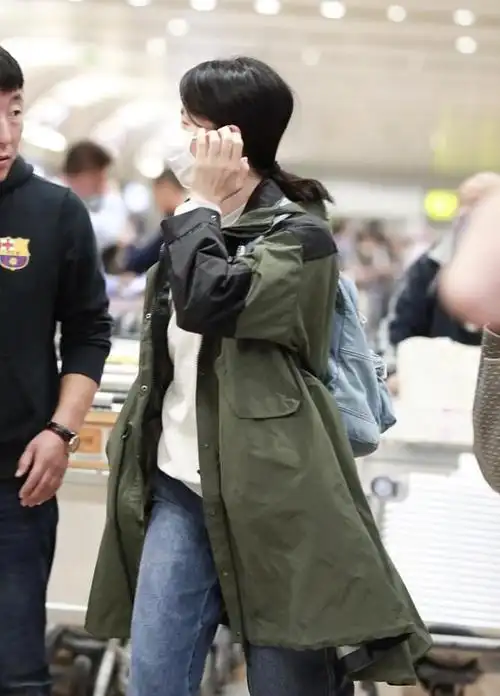 孙俪一个人走在机场 她没有化妆,素颜清纯 穿得随意一点