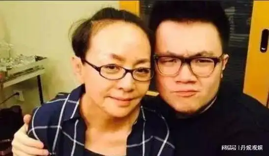 博谷庆生宋丹丹怀抱孙子董事长老公罕见露面