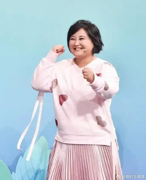 该说不说贾玲确实瘦的太多了,肚子上都有腹肌了,瘦100斤这得有多大的