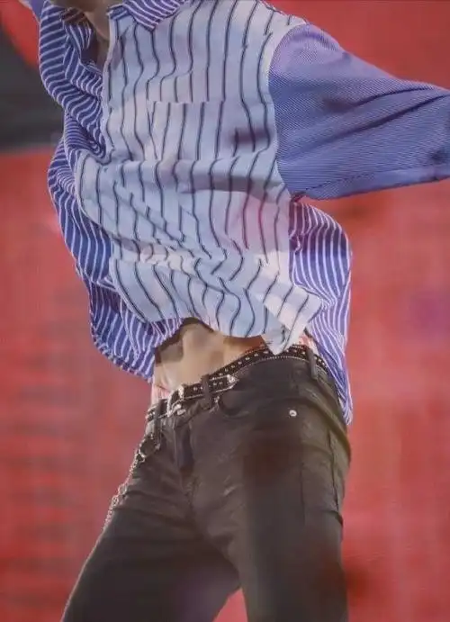 明星#来欣赏林彦俊的名品身材宽肩细腰大长腿身材超棒胸肌腹肌谁看了